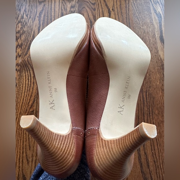New AK Ann Klein Brown Studded Platform Heels - Sz 9 - Picture 5 of 6